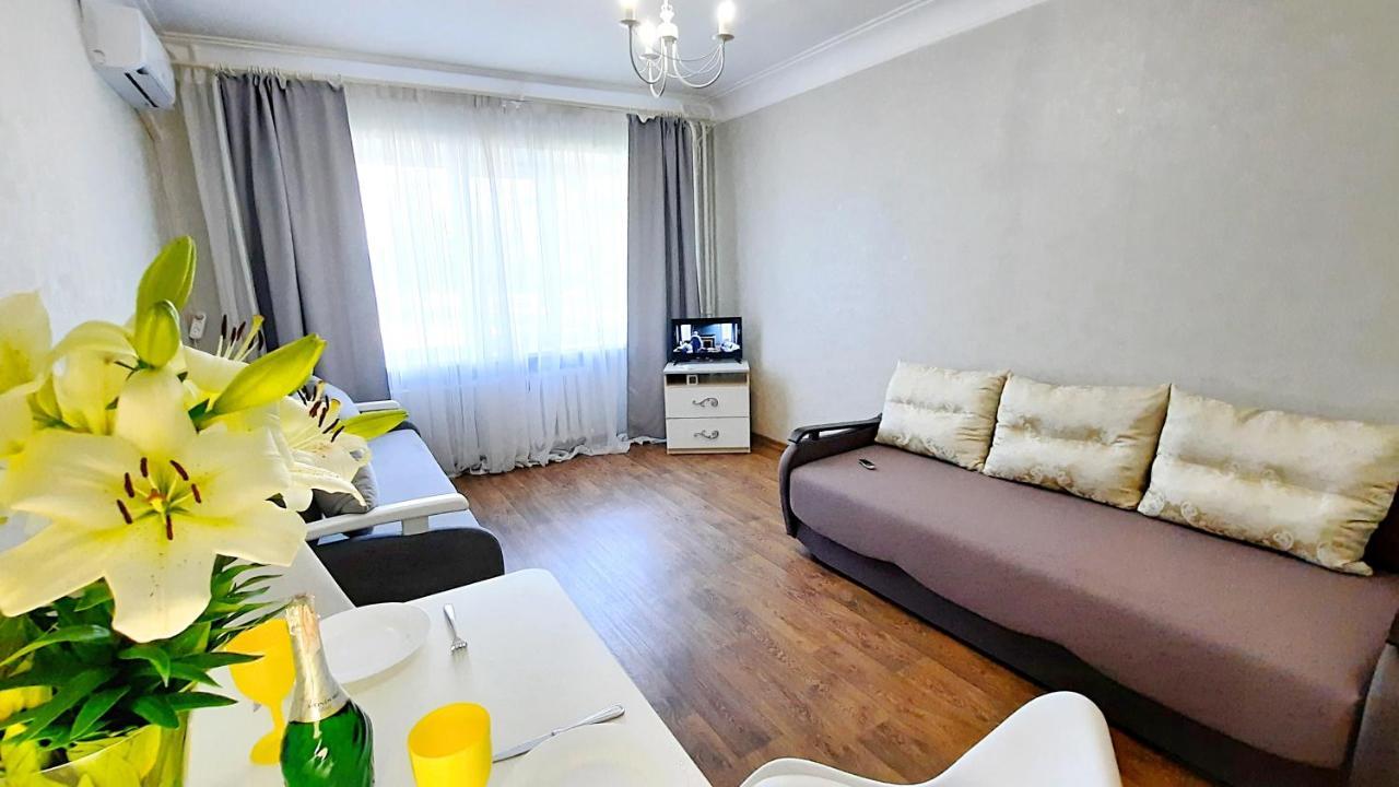 Квартира С Видом На Белую Беседку Сеть Апартаментов В Центре Alex Apartmets Бесконтактное Заселение 24-7 Poltava Eksteriør bilde